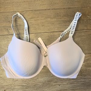T- shirt lightly lined Demi Victoria's Secret bra 38D great condition